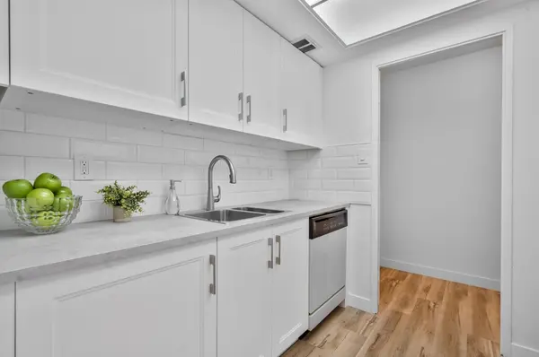 1535 Lakeshore RD E #205, Mississauga, ON L5E 3E2