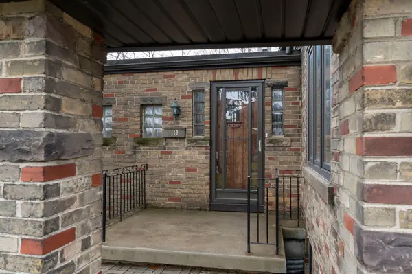 10 Landour AVE, Toronto W03, ON M6M 4J4