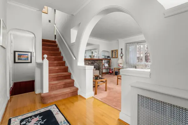 10 Landour AVE, Toronto W03, ON M6M 4J4