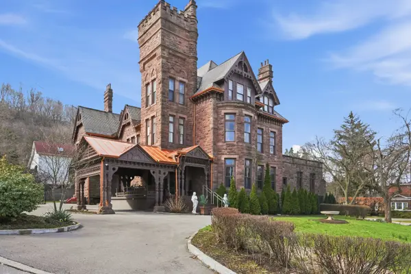 26 RAVENSCLIFFE AVE, Hamilton, ON L8P 3M4