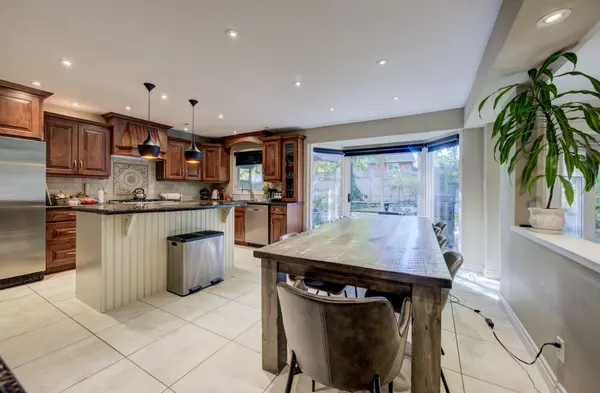 600 Highvalley RD, Hamilton, ON L9G 3X3