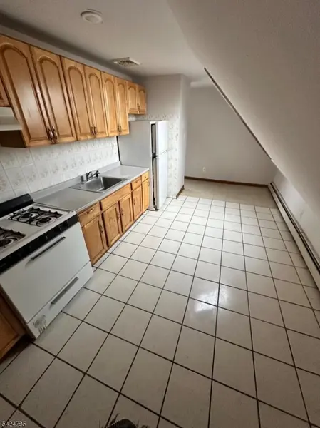 136 Marshall St, Elizabeth City, NJ 07206