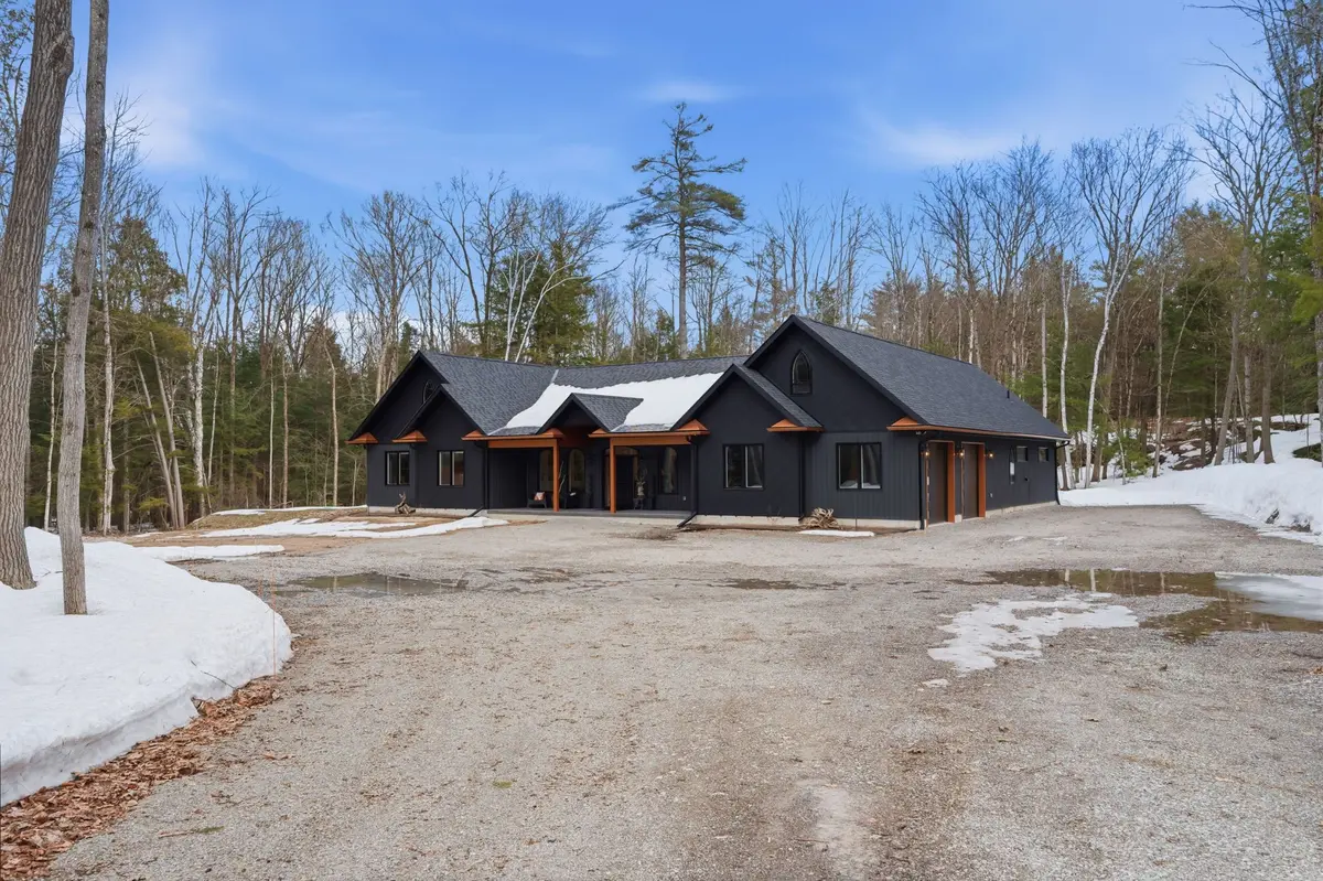 1017 Davis DR, Gravenhurst, ON P0E 1N0