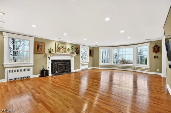 8 Hemlock Ln, Kinnelon Boro, NJ 07405