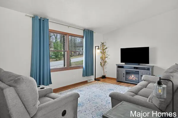 8445 Oakview AVE NE, Courtland Twp, MI 49341