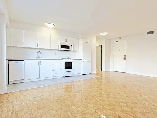 95 Lawton BLVD #601, Toronto C02, ON M4V 1Z8