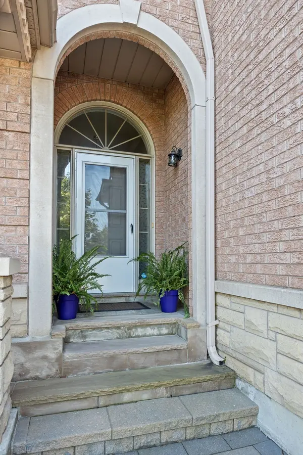 140 Kingsbridge CIR, Vaughan, ON L4J 8P2