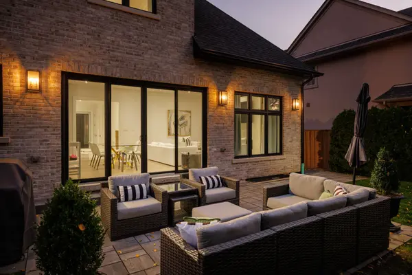 2B Fairway RD, Toronto W08, ON M9A 5E9