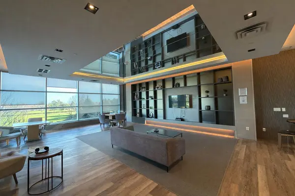 4677 Glen Erin DR #301, Mississauga, ON L5N 3L3