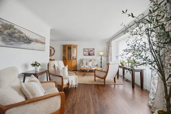 188 White Pines DR, Burlington, ON L7L 4E4