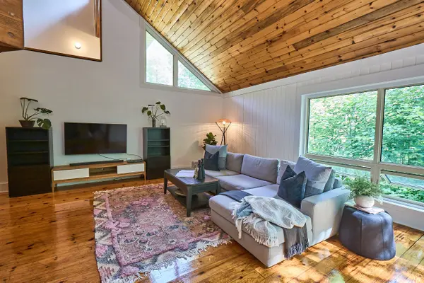 869 North Mary Lake RD, Huntsville, ON P1H 1S4