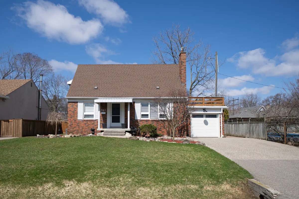 961 Ribston RD, Mississauga, ON L4Y 1B5