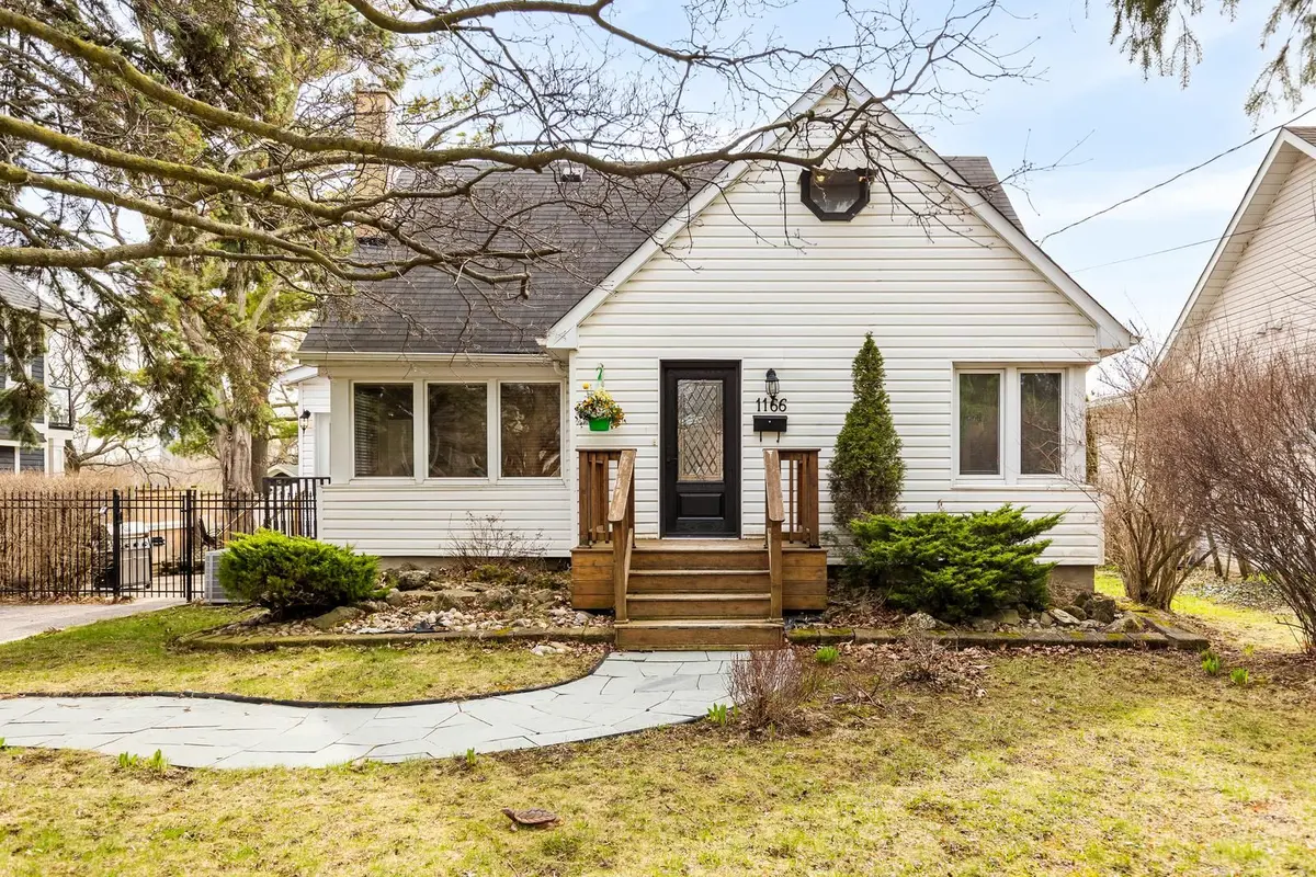 1166 Mineola GDNS, Mississauga, ON L5G 3X9