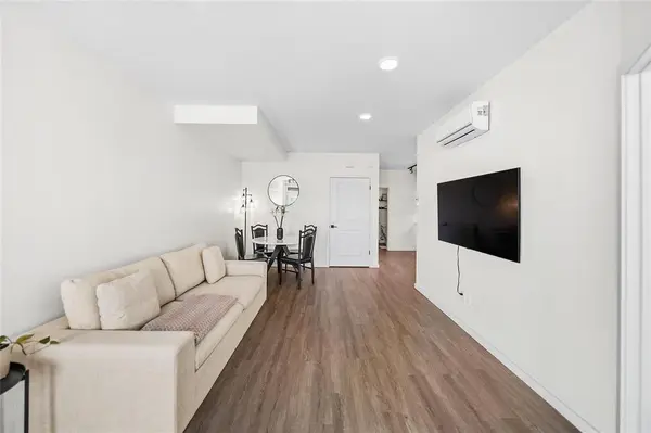 325 Park East DR, Winnipeg, MB R3Y 1Z9