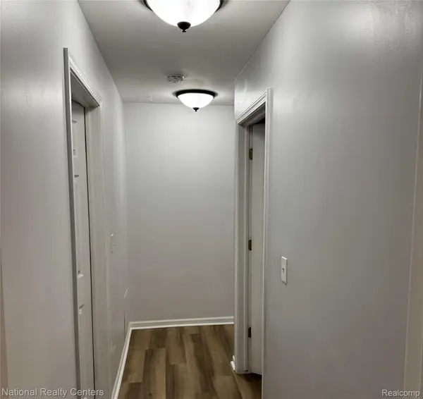 28187 Raleigh Crescent Dr, Chesterfield Township, MI 48051