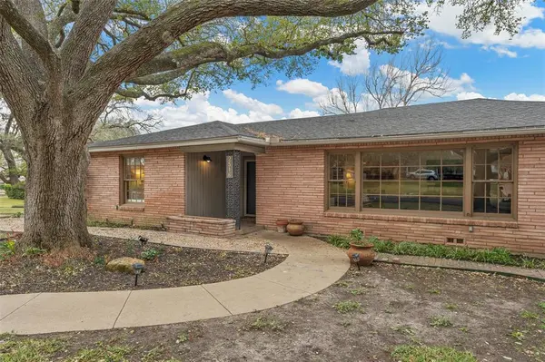 2516 Old Oaks Drive, Waco, TX 76710