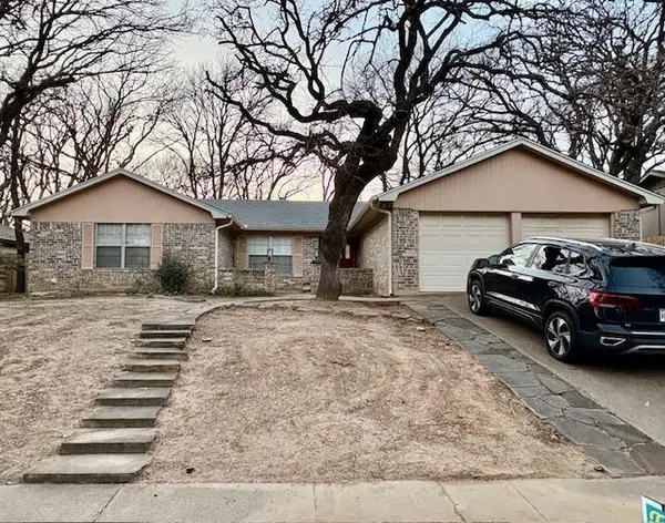 2925 Ridgewood Drive, Hurst, TX 76054