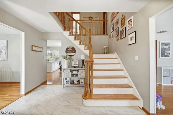 6 Robin Dr, Jefferson Twp., NJ 07438