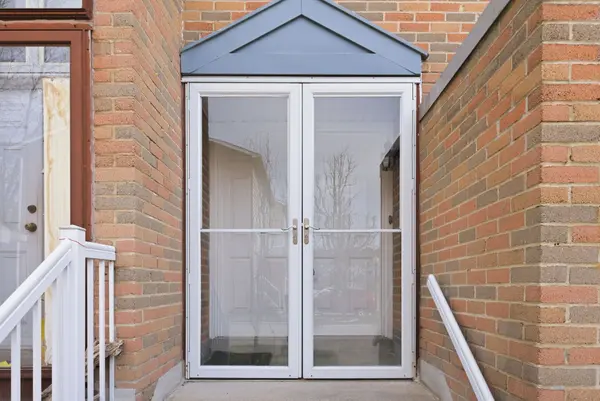 1718 John ST, Markham, ON L3T 1Y9