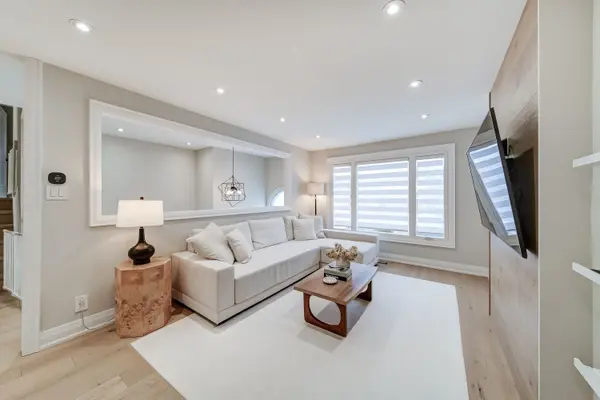 52 Wood CRES, Bradford West Gwillimbury, ON L3Z 2G2