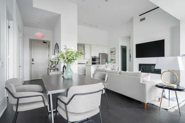 1 Hume ST #PH#610, Collingwood, ON L9Y 0X3