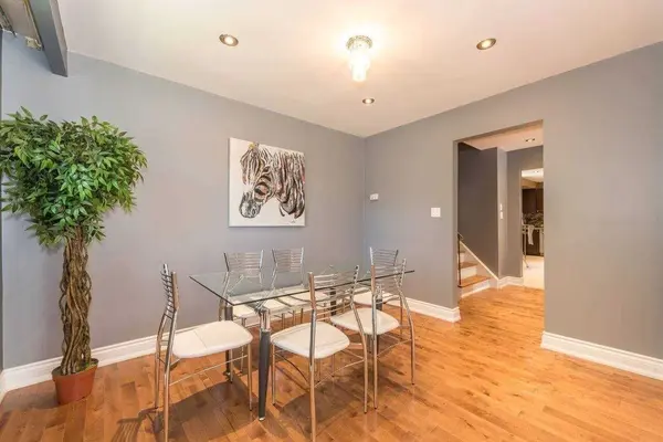 1116 Pomona CT #Main, Mississauga, ON L5C 1N2