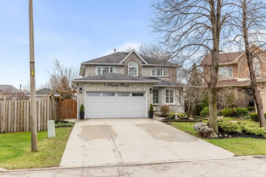 5 Anjou PL, Hamilton, ON L8J 2N8
