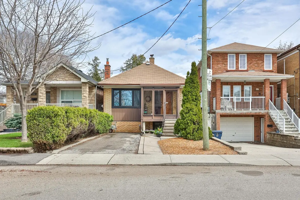 231 Bicknell AVE, Toronto W03, ON M6M 4H2