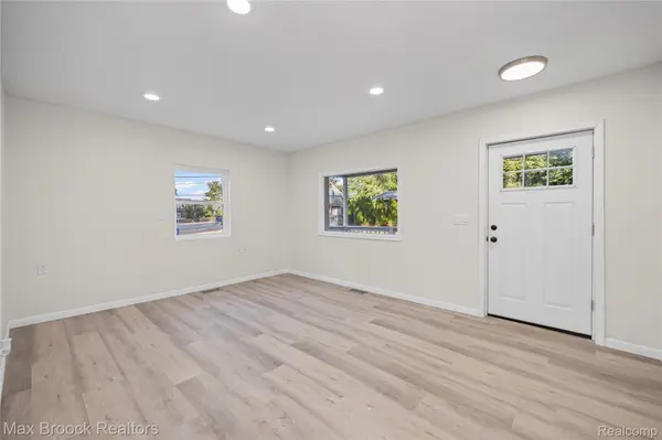 3187 Woodlawn ST, Commerce Charter Township, MI 48390