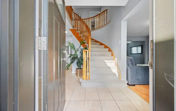 16 Cox CRES, Brampton, ON L6X 3H1