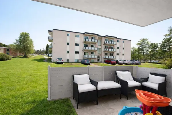 71 Vanier DR #110, Kitchener, ON N2C 1J4