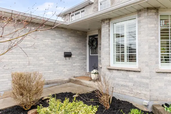 5 Anjou PL, Hamilton, ON L8J 2N8