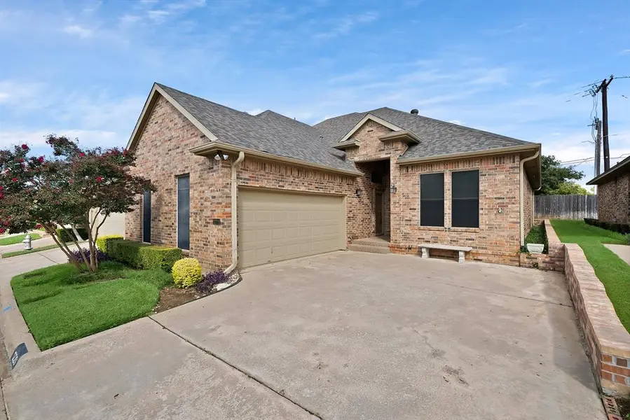 1220 Woodland Park Drive, Hurst, TX 76053