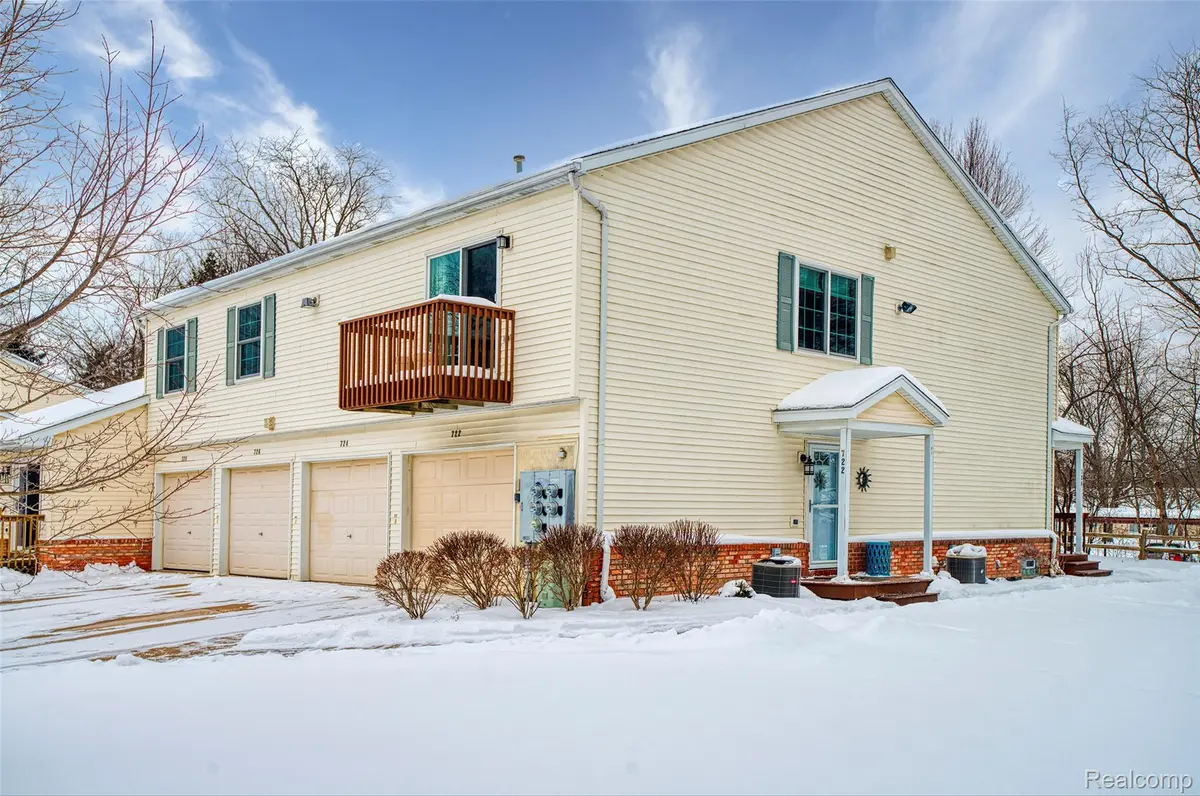 722 Griswold ST #8, Howell, MI 48843
