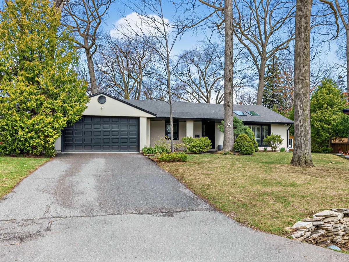 5 Crediton CT, Toronto W08, ON M9B 3B9