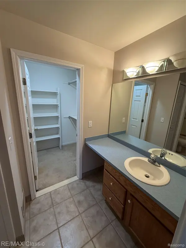 61016 Evergreen CT, South Lyon, MI 48178