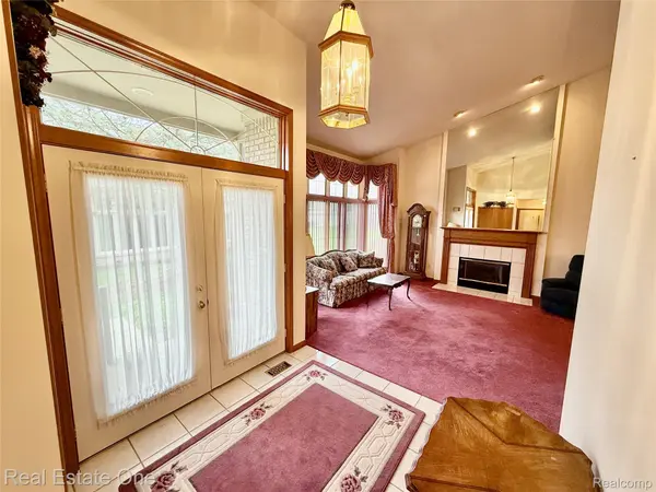 42827 Matthew DR, Sterling Heights, MI 48313