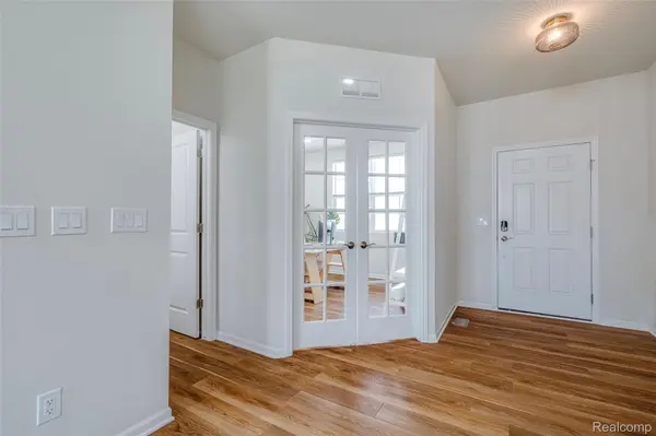 6037 Fieldstone CIR, South Lyon, MI 48178