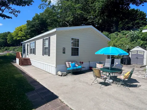 6103 LAKESHORE RD #122, Worth Township, MI 48450