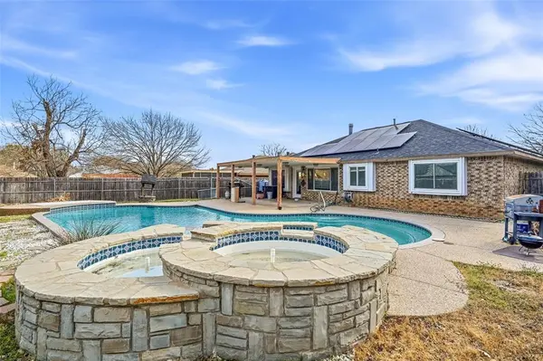 8304 Cloverglen Lane, Fort Worth, TX 76123