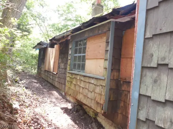 45 Buena Vista Way, Bloomingdale Boro, NJ 07403