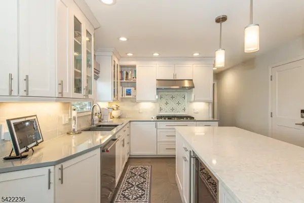 17 Longfellow Dr, Roxbury Twp., NJ 07876