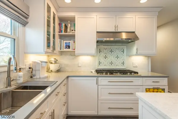 17 Longfellow Dr, Roxbury Twp., NJ 07876