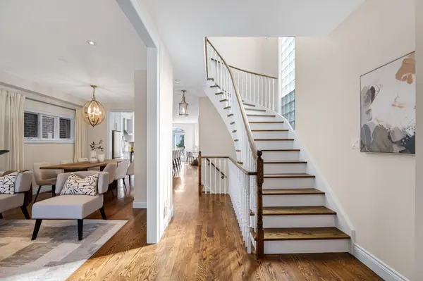 343 Sutherland DR, Toronto C11, ON M4G 1J7