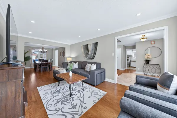 483 Alex Doner DR, Newmarket, ON L3X 1C3