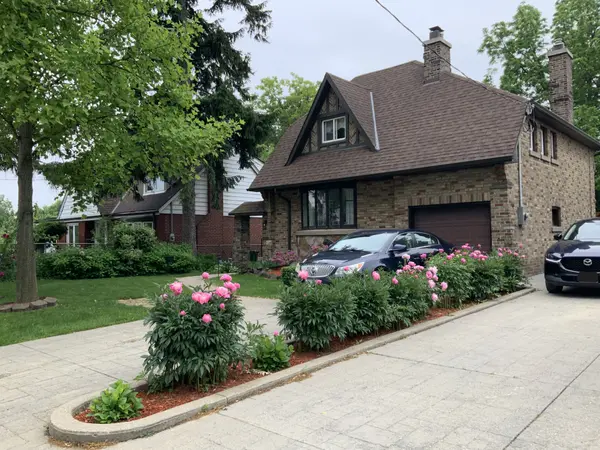 10 Landour AVE, Toronto W03, ON M6M 4J4