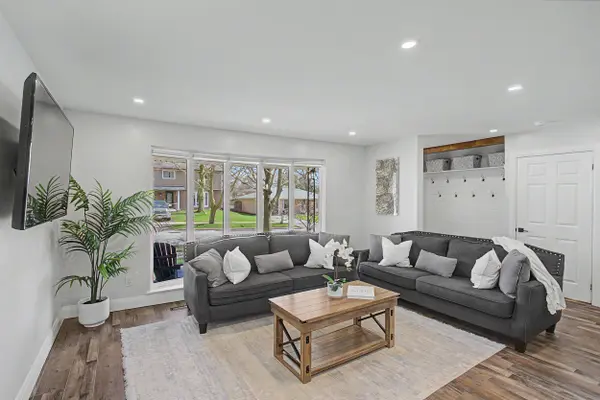 2144 Sandringham DR, Burlington, ON L7P 1T9