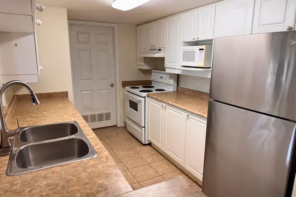 216 Plains RD W #E404, Burlington, ON L7T 4L3