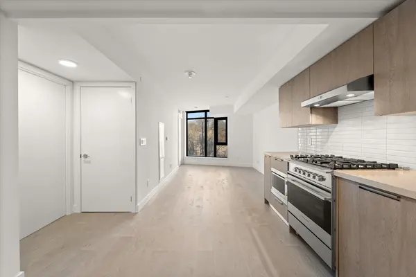 160 Kingsway CRES #213, Toronto W08, ON M8X 0B5