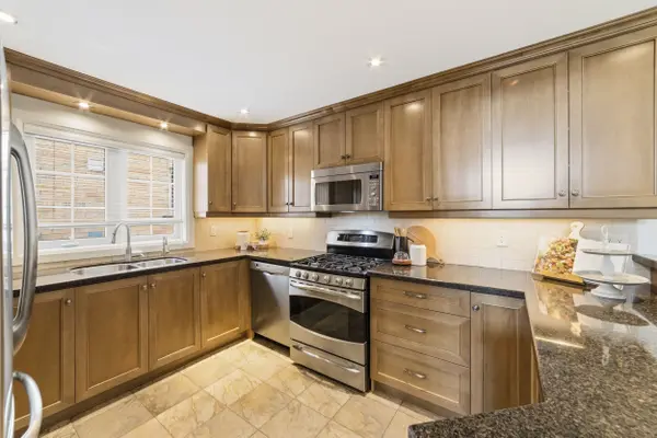 223 Rebecca ST #41, Oakville, ON L6K 3Y2